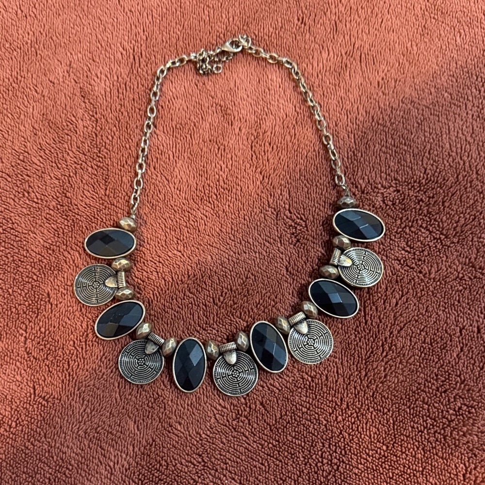 Elegant Black and Gold Short Necklace